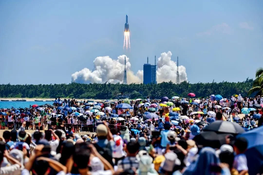 7月24日14时22分，搭载问天实验舱的长征五号B遥三运载火箭，在中国文昌航天发射场准时点火发射，约495秒后，问天实验舱与火箭成功分离并进入预定轨道，发射取得圆满成功。摄影/本刊记者 骆云飞